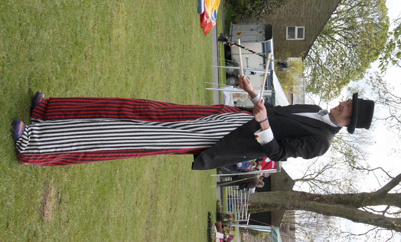 Stilts 1.jpg - Juggler on stilts.